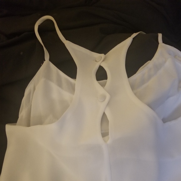 Scalloped white top with details - Picture 2 of 3